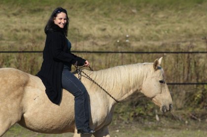 Cavalière à cru sur sa jument