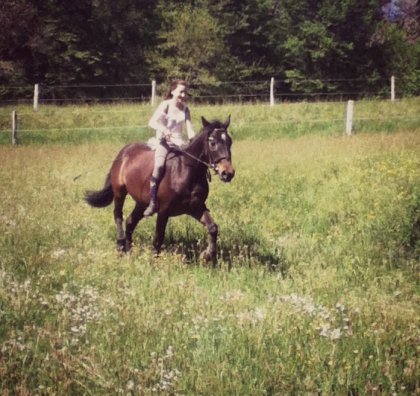 Ma jument et moi dans un pré au galop