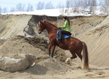 Sur ma jument dans le pite de sable, avril 2015. :)