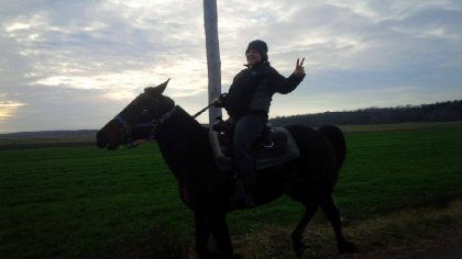 Cavalière qui fait le signe peace avec ses doigts