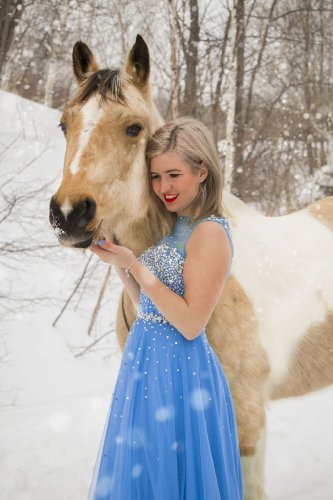 Elsa et son poney des neiges &#10084; Photographe : Audrey...