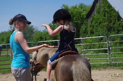Ma fille Aria et son poney Tucker