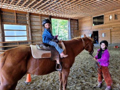 La petite dernière qui a décidé d'embarquer sur SON cheval ! 