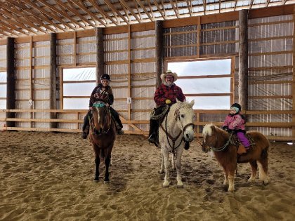 Première fois ever a cheval avec mes filles! WOW! 