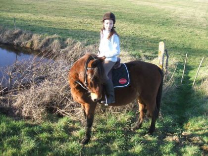 Maurine ma fille de 11 ans et Fastoche le poney d'une copine, en...