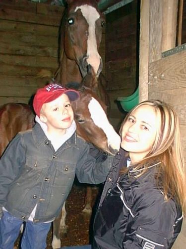 Jeune cheval qui donne un bec