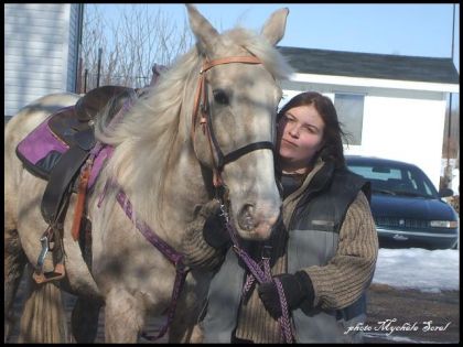 moi et ma jument dans l'entrée de l'écurie au printemps 2008