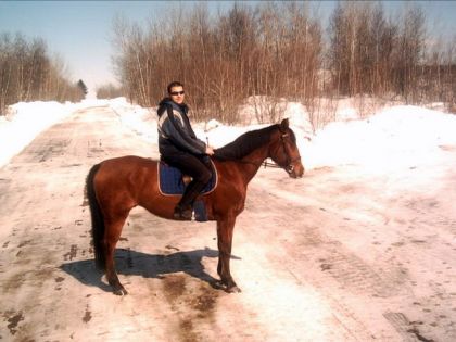Cavalier en randonnée hivernale