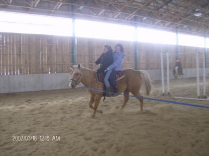 Deux personnes à cheval