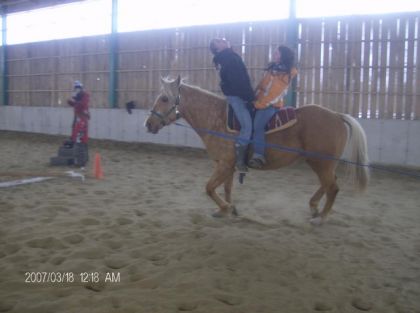 Deux personnes sur un cheval