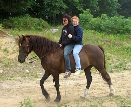 Mon cheval et deux de mes amies l'&eacute;t&eacute; pass&eacute;, ah que j'ai h&acirc;te de...