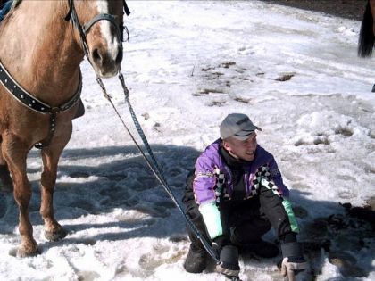 C'est sur le cheval qu'il faut s'assoire pas par terre... ! LOL .