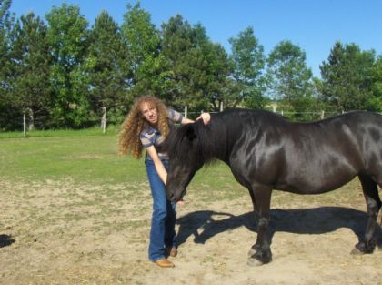 Moi et ma jument canadienne Suzie, elle est noire comme le poêle...