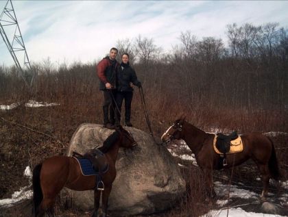 Moi et mon chum en rando avec nos chevaux...On a réussit a...