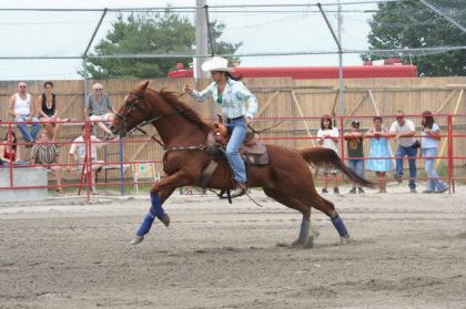 Départ d'un cavalière western pour une épreuve de gymkhana