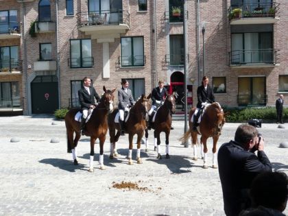 Le Mariage devant l'eglise .               de gauche a droite :...