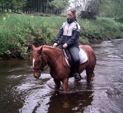 L'initiation d'Harmonie dans la rivière avec ma fille.  LOL .