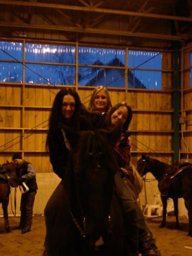3 personne sur le dos d'un cheval
