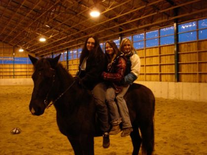 3 filles sur un cheval