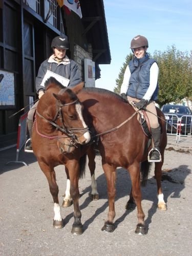 Moi et ma cousine juste avant le depart du trec avec deux...