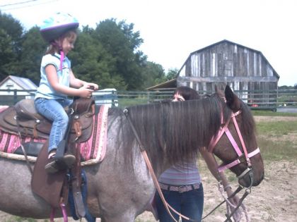 Ma filleule Daphnée sur ma ponette Canelle été 2008
