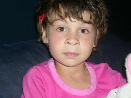 Ma fille benjamine(au milieu)dans notre voyage en espagne!!Quand...