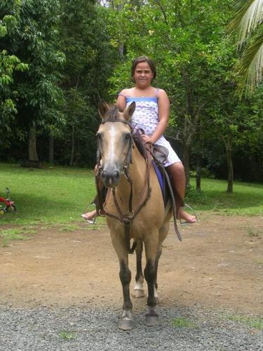 Ma fille de 10 ans avec sa double ponette Ambre, déjà une vraie...