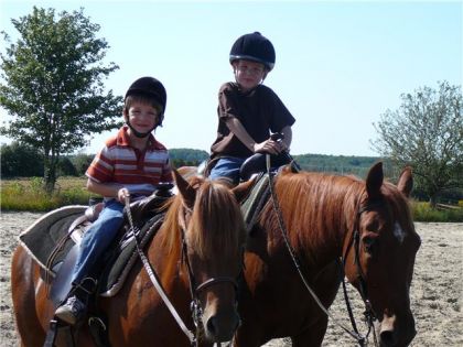 William et charles-Alexandre  sur leurs poney !!!