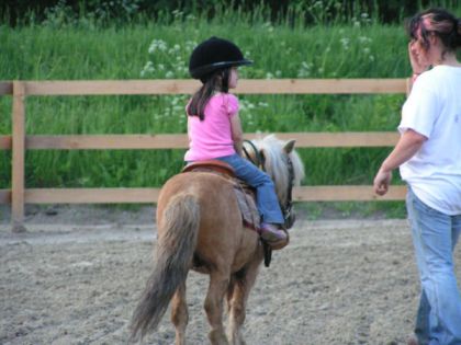 Petite fille sur un poney