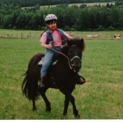 Filette sur un poney