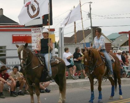 moi et ma mere lors de la parade du festival country 2006 ! ne...