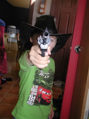 Mon petit cousin Samuel qui fait le Cowboy !!!