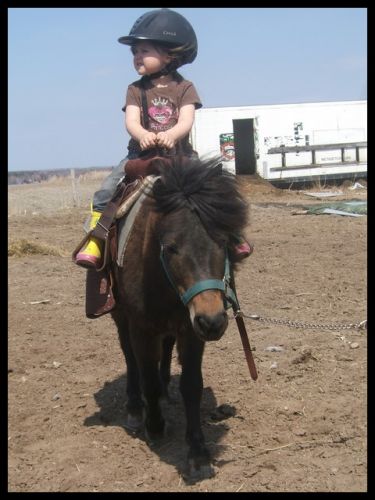 Juliette et son poney chocolat...!! =) ils sont trop cute..!!