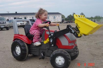 ma fille et son petit tracteur :)