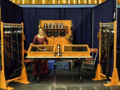 Moi dans mon kiosque au Salon de la Passion Médiévale 2009