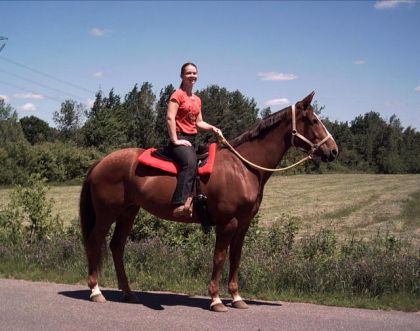 Sur Jolly avec une selle western.... ouff,  vous verrez pas sa...