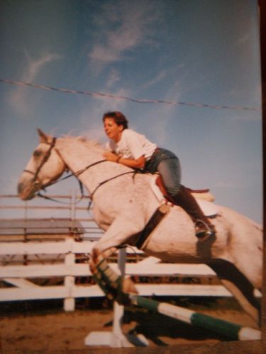 un peu trop coucher sur le cheval!