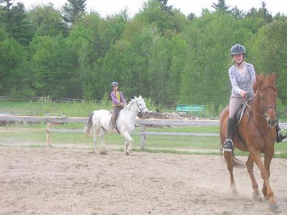 photo par CathL Moi sur Chief (le cheval alezan) et ma soeur sur Beau! :)
