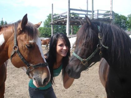 Portrait d'une fille et de 2 chevaux