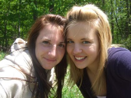 moi et ma chumeee debbie durant une randonnée..le plus lfun dans...