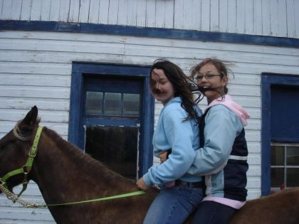Deux fille sur un cheval