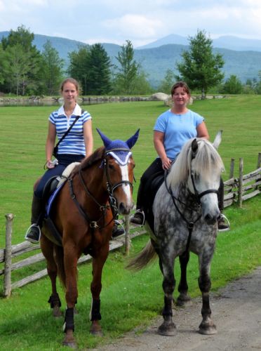 Moi et ma mère avec nos chevaux en rando à Sutton! :)