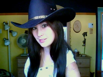moi et mon nouveau chapeau :D