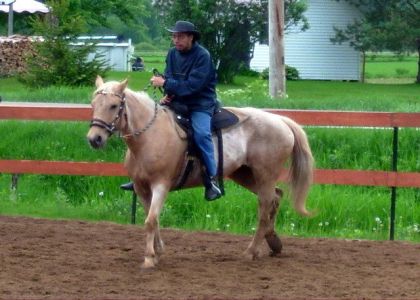 Kévin avec sa jument Shana. Malgré son handicap Kévin relève des...