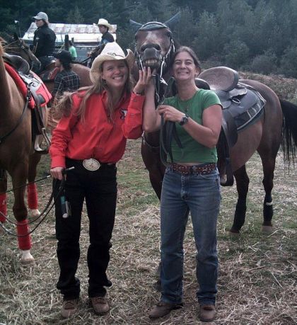 Deux fille et un cheval sourient à la caméra