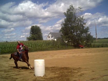 Cavalier approchant un baril