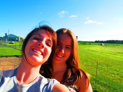 moi et ma cousine vanessa dans le parc de mon cheval!!!:)