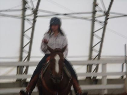    Yasmeen (qui regarde sa main) et Hanky super embrouiller..