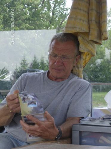 mon boss yves qui regarde la carte des sentier de mirabel
