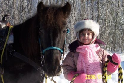 Petite fille et un poney